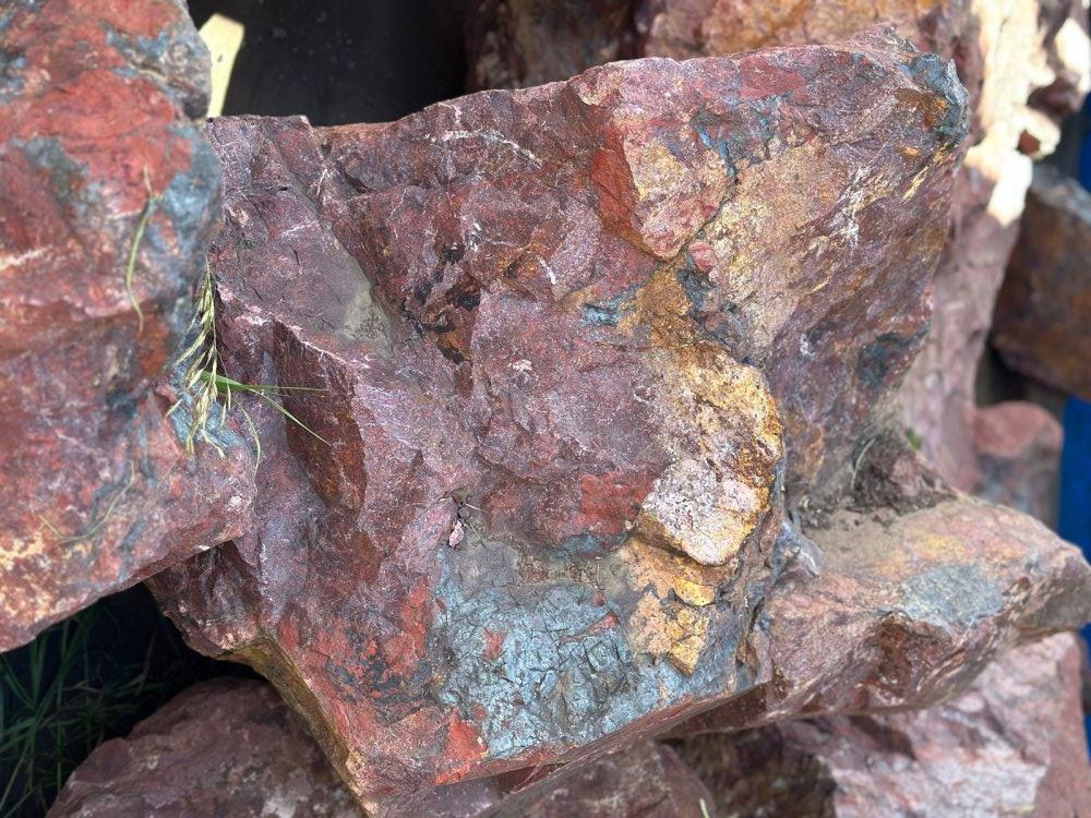 Камни для ландшафтного дизайна красно-фиолетовые 10-60 килограмм купить в Верхней Пышме