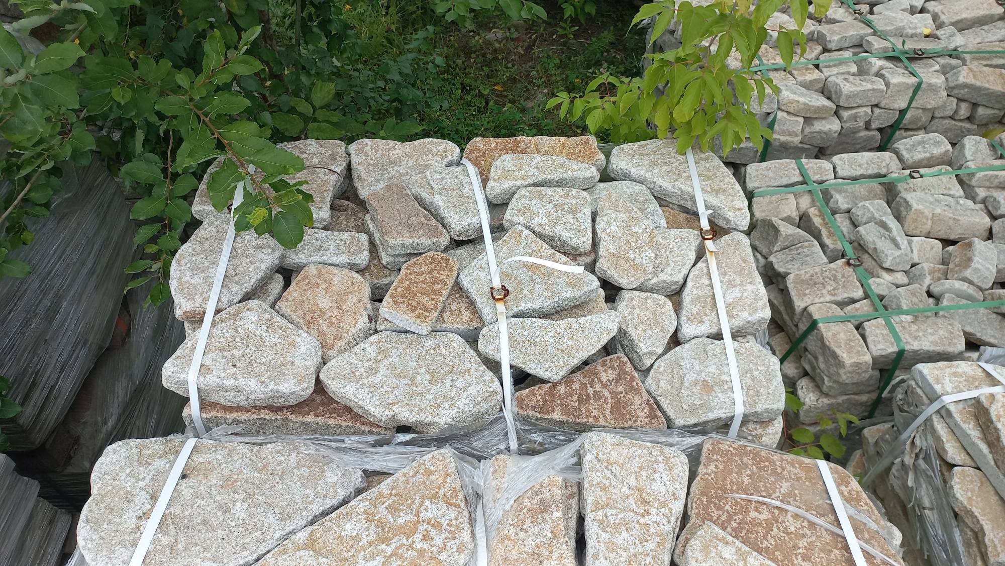 Плитняк галтованный гранитный для ландшафтного дизайна купить в Верхней Пышме