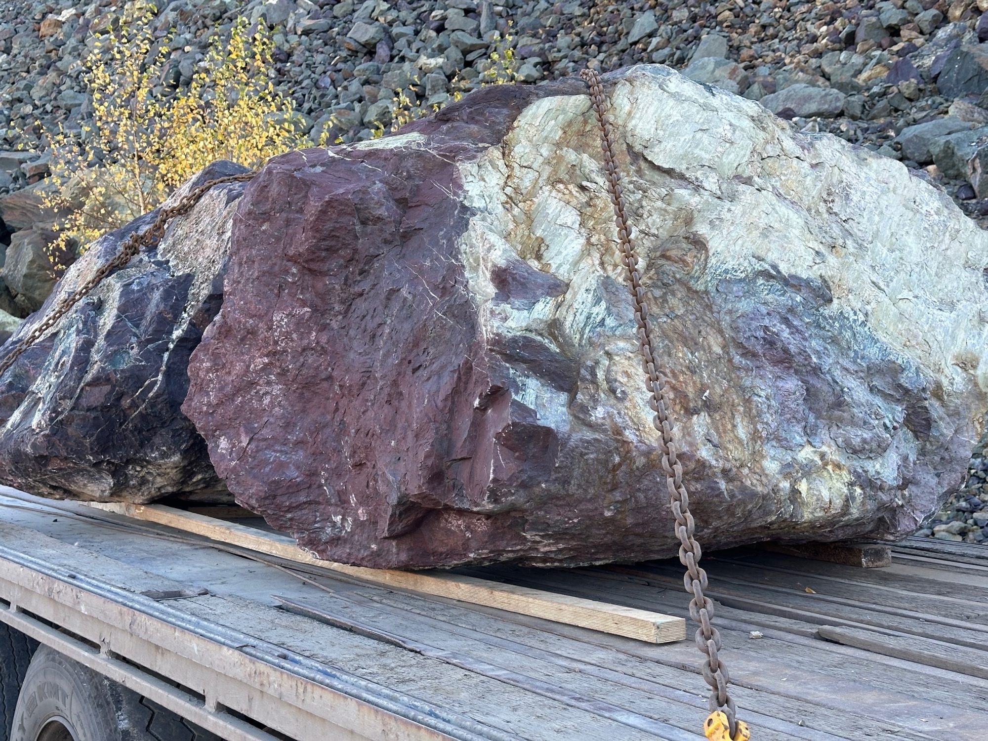 Огромные красно-фиолетовые валуны для ландшафтного дизайна весом более 5 тонн купить в Верхней Пышме