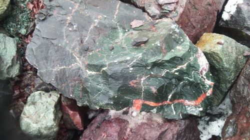 Гигантские зелёные валуны для ландшафтного дизайна весом более 5 тонн купить в Верхней Пышме