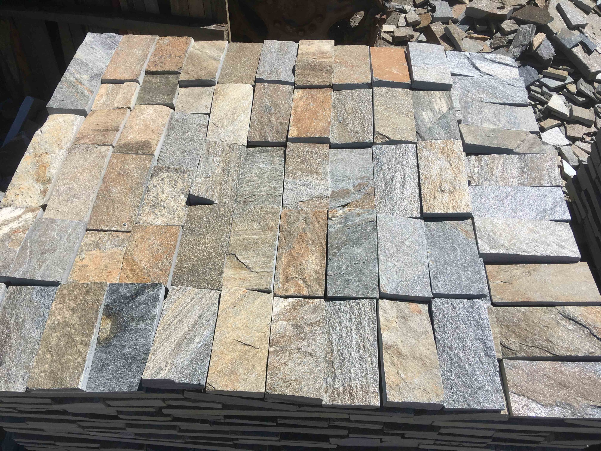 Плитка пилёная златолит Уральский для фасада купить в Верхней Пышме