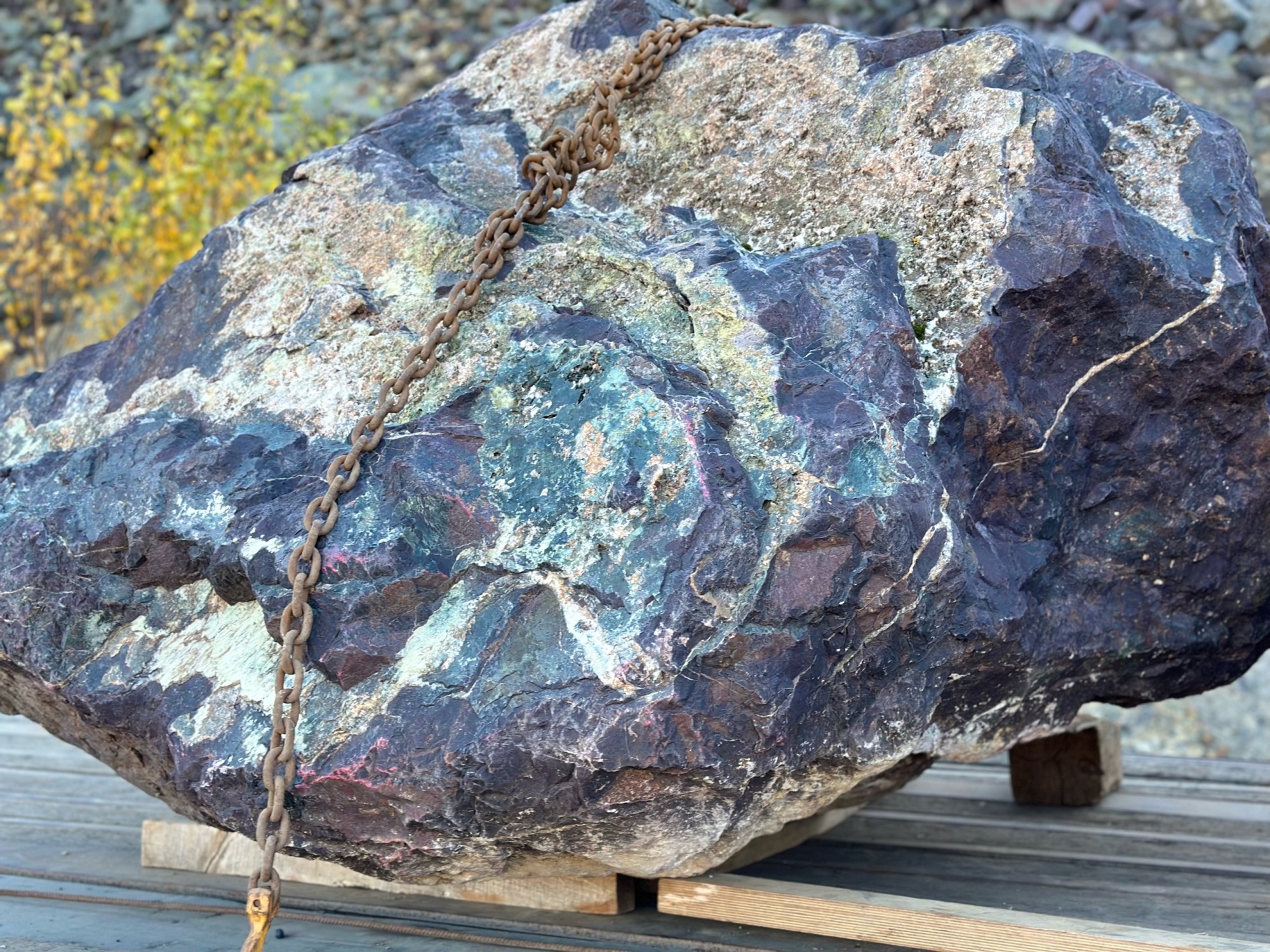 Огромные красно-фиолетовые валуны для ландшафтного дизайна весом более 5 тонн купить в Верхней Пышме