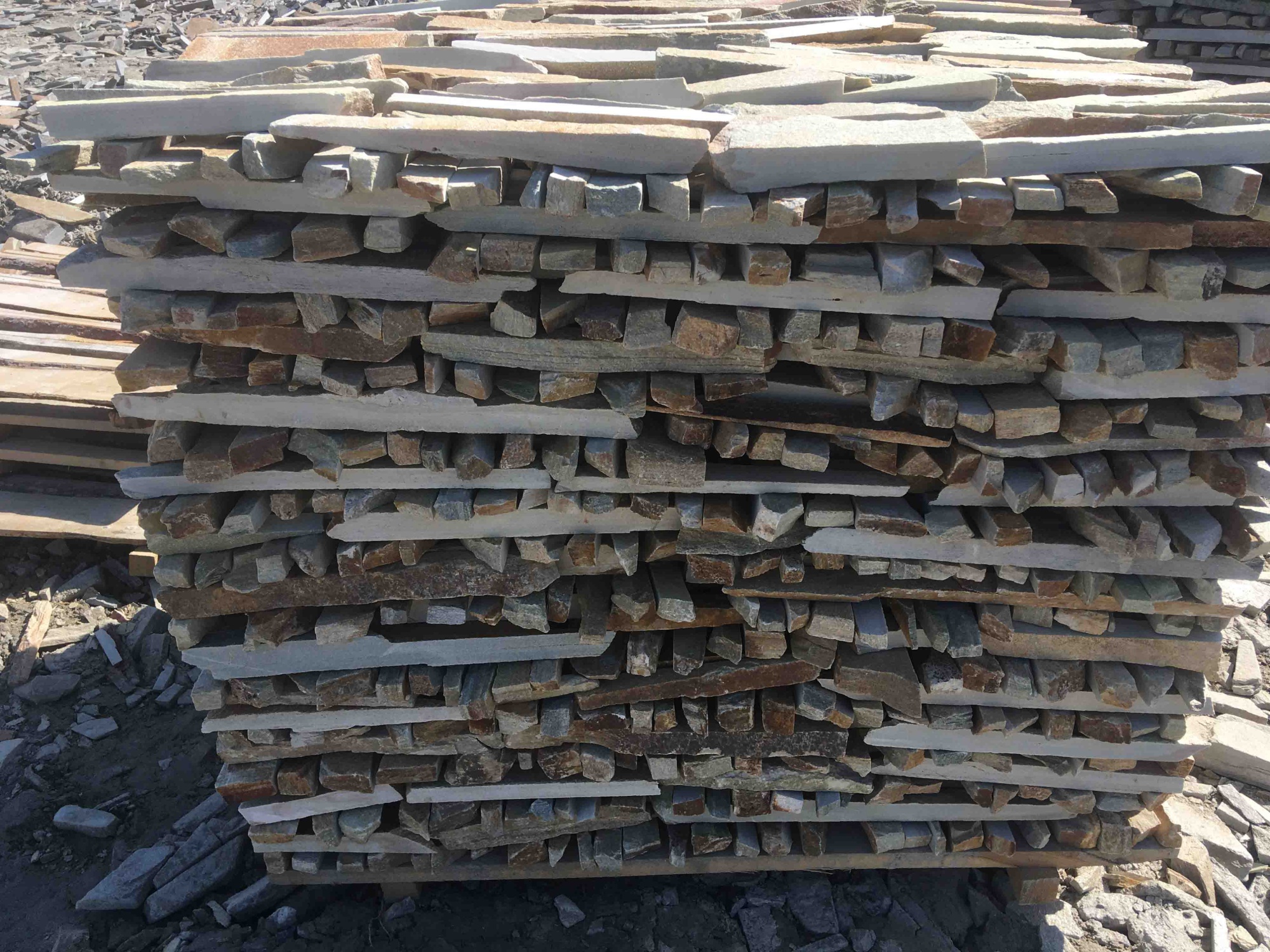 Горбушка златолит золотистый для облицовки купить в Верхней Пышме