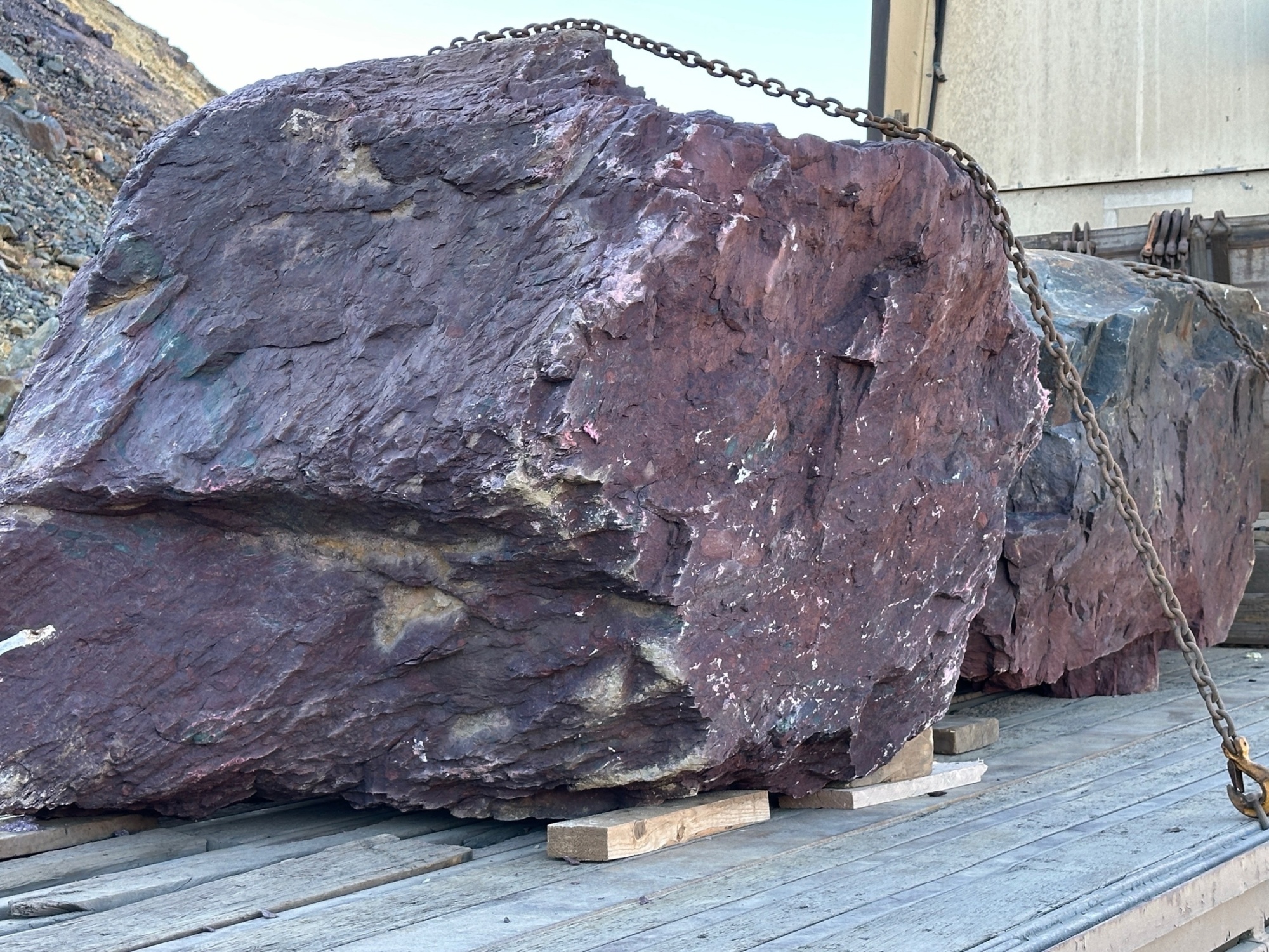 Огромные красно-фиолетовые валуны для ландшафтного дизайна весом более 5 тонн купить в Верхней Пышме