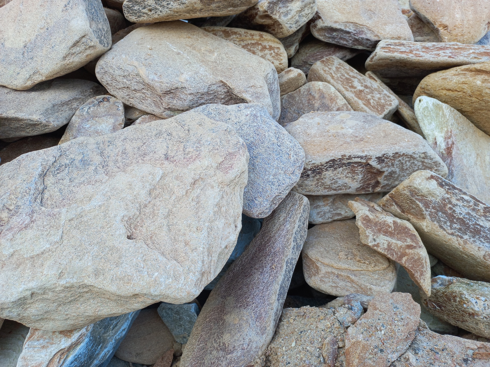 Златолит жёлтый, жёлто-зелёный глыбки и валуны для ланшафтного дизайна купить в Верхней Пышме