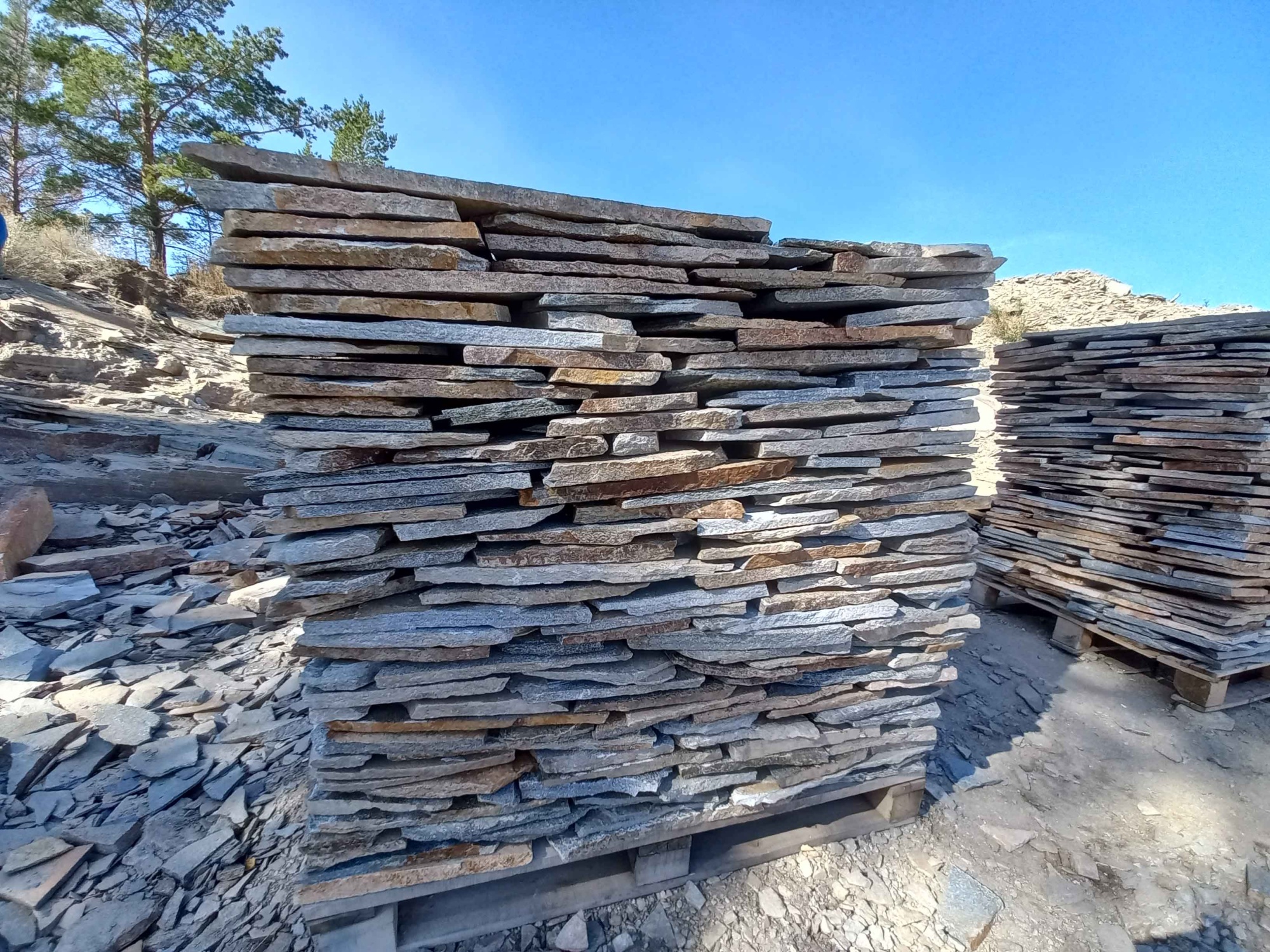 Плитняк златолит серебристый для фасада купить в Верхней Пышме