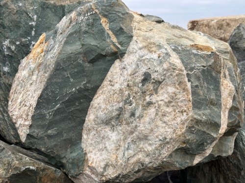 Гигантские зелёные валуны для ландшафтного дизайна весом более 5 тонн купить в Верхней Пышме