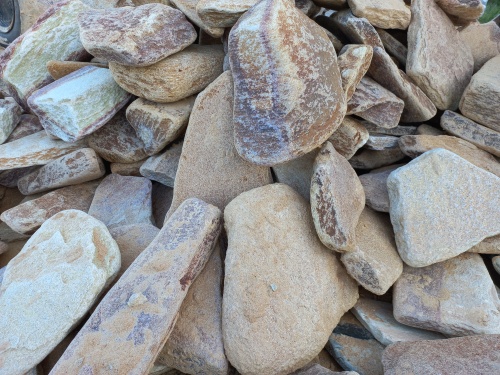 Златолит жёлтый, жёлто-зелёный глыбки и валуны для ланшафтного дизайна купить в Верхней Пышме