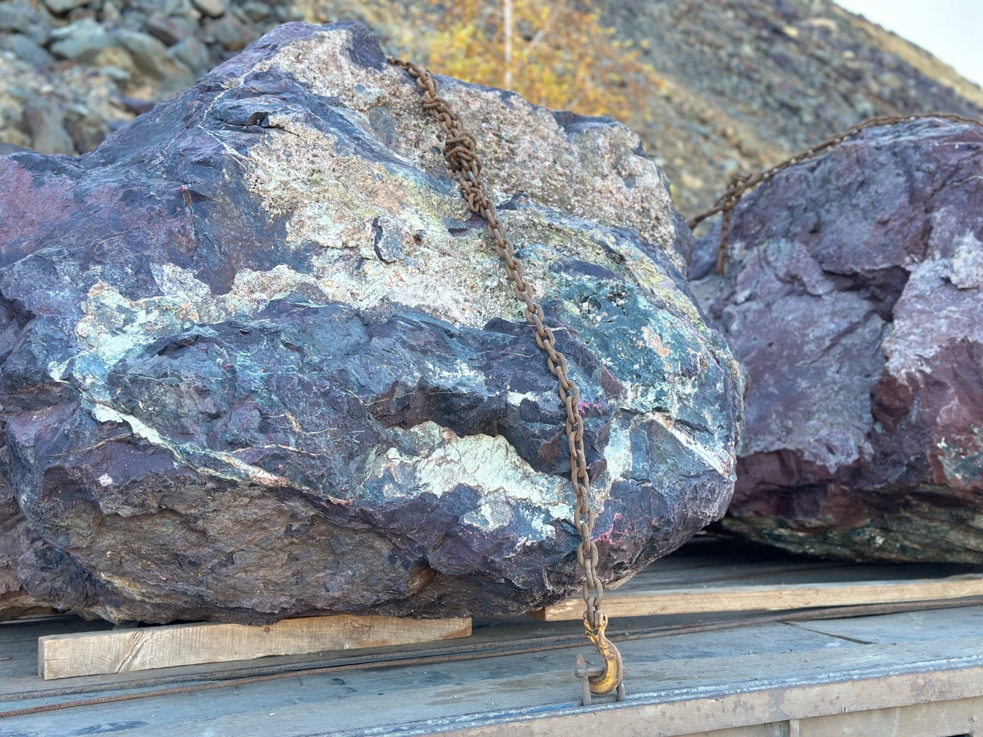 Огромные красно-фиолетовые валуны для ландшафтного дизайна весом более 5 тонн купить в Верхней Пышме