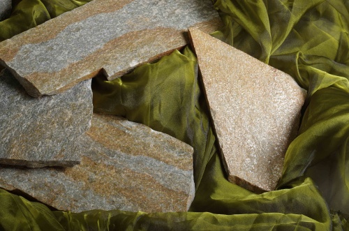 Плитняк златолит Уральский для цоколя, отмостки купить в Верхней Пышме