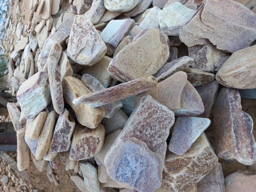 Златолит жёлтый, жёлто-зелёный глыбки и валуны для ланшафтного дизайна купить в Верхней Пышме