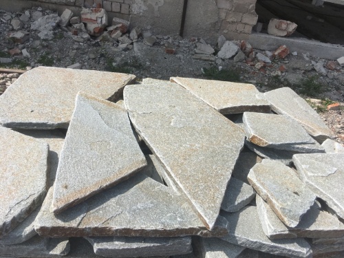 Златолит серебристый галтованный для лестниц купить в Верхней Пышме